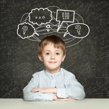 Sevimli çocuk portresi ve okul karatahta arka planında soru işareti olan düşünce bulutu.