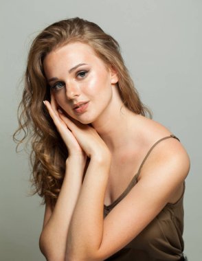 Hoş, sağlıklı genç bir kadın, beyaz arka planda güzel bir yüz.