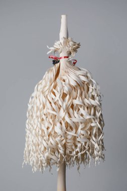 Gürcü Chichilaki ağacı gri arka planda. Geleneksel Gürcistan Noel ağacı