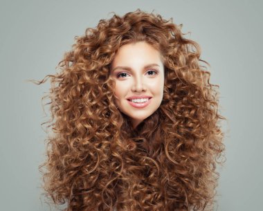 Beyaz arka planda dalgalı kıvırcık saçlı muhteşem model kadın. Kuaför, güzellik salonu ve kuaför konsepti