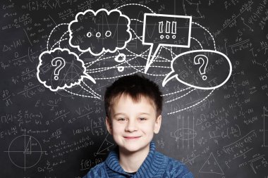 Küçük çocuk ve düşünce bulutu kafasının üstünde soru işareti olan okul karatahtasında düşünen