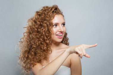 Fotokopi aletiyle beyaz arkaplanı gösteren pozitif kadın