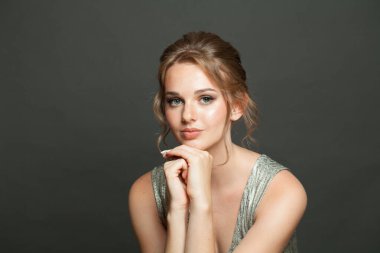 Sağlıklı ciltli şık bir kadın modeli, doğal makyaj ve mükemmel bir saç stili, moda güzellik stüdyosu portresi