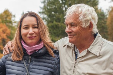 Mutlu yaşlı bir adamın kızıyla portresi.