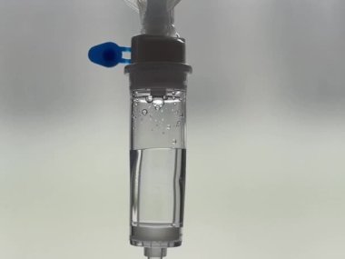 Hastanede serum damlatın.