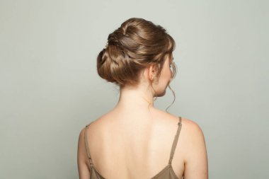 Zarif bir saç stili, kadın sırtı.