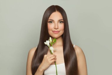 Parlak, uzun, kahverengi saçlı esmer model kadın. Kozmetik, saç ve cilt bakımı, keratin tedavisi ve spa konsepti