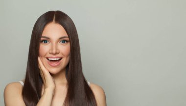 Parlak, uzun, kahverengi saçlı, sürpriz model kadın. Kozmetik, saç ve cilt bakımı, keratin tedavisi ve spa konsepti