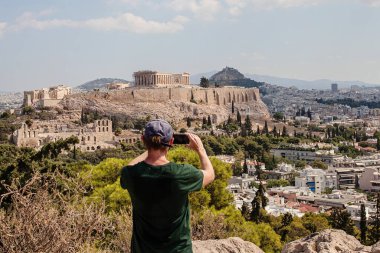 Atina, Yunanistan 'da Akropolis' in fotoğrafını çeken adam
