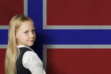 Norveç bayrağında güzel bir kız çocuğu. Norveç konseptinde eğitim ve öğrenim dili