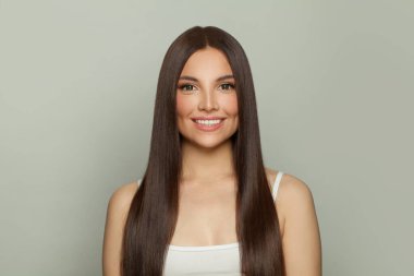 Parlak, uzun, kahverengi saçlı, güzel model bir kadın. Kozmetik, saç ve cilt bakımı, keratin tedavisi ve spa konsepti