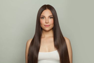 Parlak, uzun, kahverengi saçlı, güzel model bir kadın. Kozmetik, saç ve cilt bakımı, keratin tedavisi ve spa konsepti