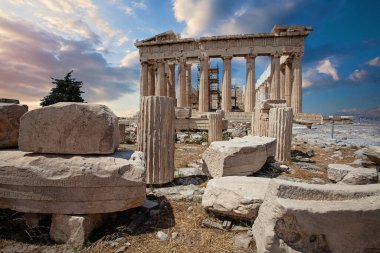 Antik Yunan kültürü. Akropolis, Atina ve Yunanistan 'da sütun ve mavi gün batımı bulutları