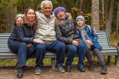 Sonbaharda parkta mutlu aile nesli, portre