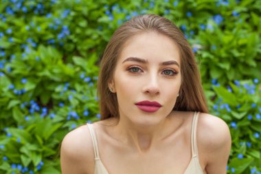 Bahar bayanının yakın plan portresi. Açık havada güzel bir kadın portresi.