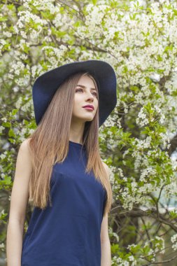 Mutlu bahar bayanları. Açık havada güzel bir kadın portresi.