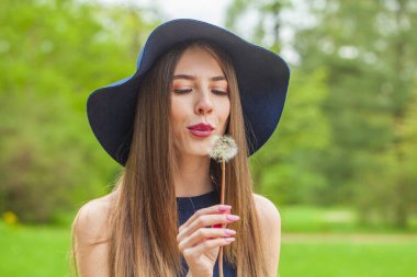 Dışarıda mutlu bir kadın var. Genç güzellik modelinin portresi