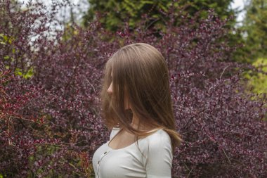 Dışarıda yürüyen bir kadın. Genç güzellik modelinin portresi