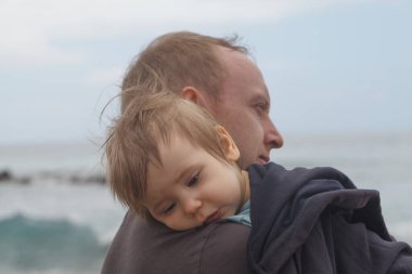 Mutlu baba ve yorgun kız portresi. Erkek ve kız bebek açık havada