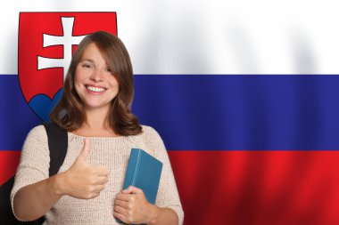 Slovak bayrağına karşı güzel bir kız öğrenci. Seyahat, eğitim ve dil kavramı