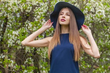 Dışarıda muhteşem bir kadın var. Genç güzellik modelinin portresi