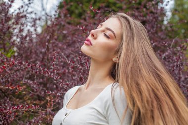 Sağlıklı bahar kadını. Güzel açık hava portresi.