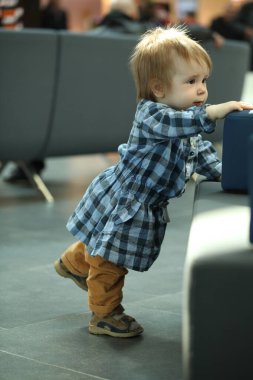 Küçük kız evin içinde portre yapıyor.