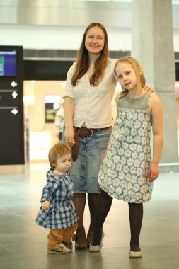 Mutlu anne ve çocuklar içeride portre çekiyorlar.