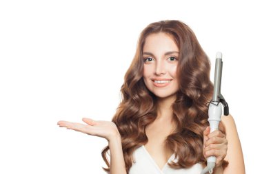 Uzun, sağlıklı, dalgalı saçları olan, içi boş avuç içi eli olan ve bukleli demir kullanan güzel bir kadın.