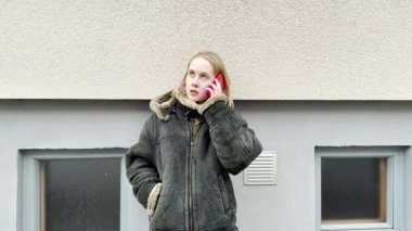 Genç bir kadın soğuk bir kış günü arkadaşlarını çağırır.