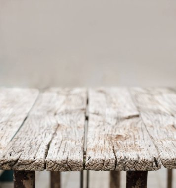 Gri arkaplanda boş tahta masa üstü dokusu