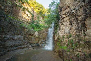 Leghvtakhevi Şelalesi, Tiflis 'teki güzel dağlar ve nehir.