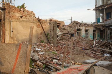 Mavi gökyüzünün arka planında yıkılmış bir bina.