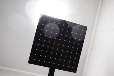 Lüks bir banyoda siyah duş. Yakın plan.