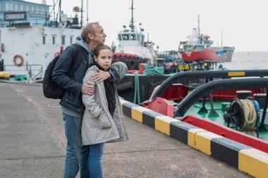 Baba açık havada kızına sarılıyor. Mutlu aile açık hava portresi. Mutluluk, çocukluk ve bağlanma kavramı