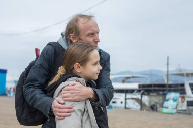 Babası dışarıda kızına sarılıyor. Mutlu aile açık hava portresi. Mutluluk, çocukluk ve bağlanma kavramı