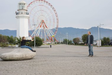 Şirin kız ve baba uçan disk oynayıp dışarıda eğleniyorlar. Mutlu aile, spor ve eğlence aktivitesi konsepti