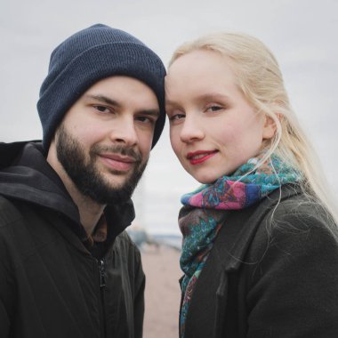 Sarışın ve dışarıda yakışıklı bir erkek olan hoş bir genç bayan. Mutlu çift