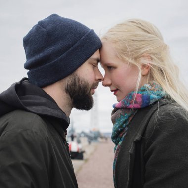 Sokakta duygularını ifade eden güzel genç bir çift.