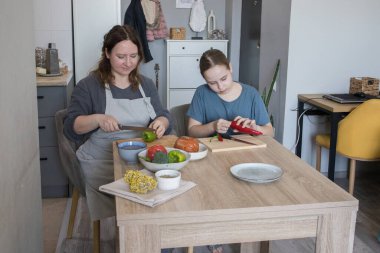Sağlıklı yemek. Mutfakta mutlu bir aile. Anne ve kızı yemek hazırlıyorlar..