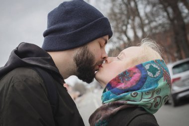 Sokakta duygularını ifade eden genç bir çiftin açık hava portresi.