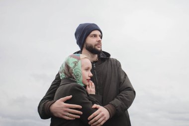 Romantik çift. Aşık bir adam ve bir kadın, açık hava yaşam tarzı portresi.