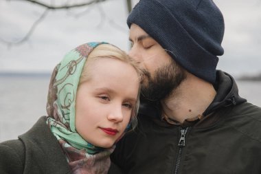 Genç, yetişkin bir çift. Aşık bir adam ve bir kadın, açık hava yaşam tarzı portresi.