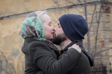 Neşeli genç çift duygularını sokakta ifade ediyor..