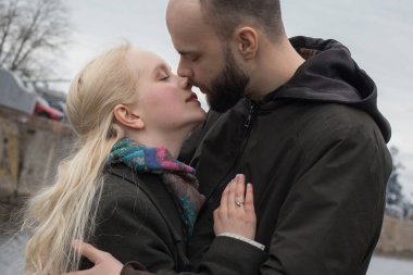 Sarışın, sağlıklı genç bir kadın ve açık havada yakışıklı bir erkek. Mutlu çift.