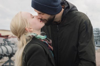 Sevecen genç bir çift duygularını sokakta ifade ediyor..