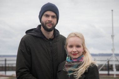 Çekici bir çift. Aşık bir adam ve bir kadın, açık hava yaşam tarzı portresi.