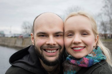 Neşeli bir çift. Aşık bir adam ve bir kadın, açık hava yaşam tarzı portresi.