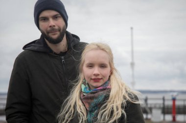 Sarışın, neşeli bir genç kadın ve açık havada yakışıklı bir adam. Mutlu çift.