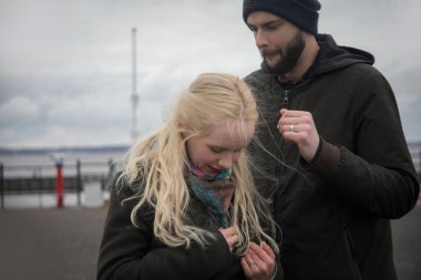 Sarışın hoş bir genç bayan ve dışarıda yakışıklı bir adam. Mutlu çift.